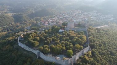 Ünlü Platamonas şatosunun havadan panoramik görüntüsü. Yunanistan 'ın kuzeyinde bir Haçlı kalesi ve Olimpos Dağı' nın güneydoğusunda Katerini kasabası yakınlarında stratejik bir konumda bulunuyor. Pieria - Yunanistan