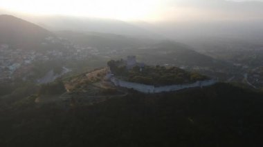Ünlü Platamonas şatosunun havadan panoramik görüntüsü. Yunanistan 'ın kuzeyinde bir Haçlı kalesi ve Olimpos Dağı' nın güneydoğusunda Katerini kasabası yakınlarında stratejik bir konumda bulunuyor. Pieria - Yunanistan
