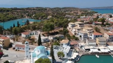 Yunanistan 'ın Argolis kentinin güneydoğusundaki Ermionida belediyesine bağlı bir tatil beldesi olan Porto Cheli üzerindeki hava manzarası