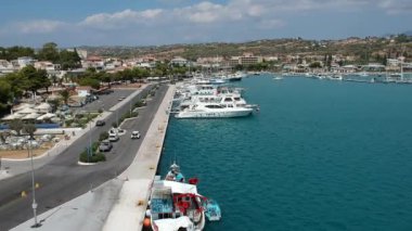 Yunanistan 'ın Argolis kentinin güneydoğusundaki Ermionida belediyesine bağlı bir tatil beldesi olan Porto Cheli üzerindeki hava manzarası