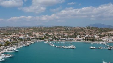 Yunanistan 'ın Argolis kentinin güneydoğusundaki Ermionida belediyesine bağlı bir tatil beldesi olan Porto Cheli üzerindeki hava manzarası