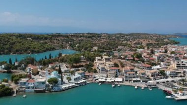 Yunanistan 'ın Argolis kentinin güneydoğusundaki Ermionida belediyesine bağlı bir tatil beldesi olan Porto Cheli üzerindeki hava manzarası