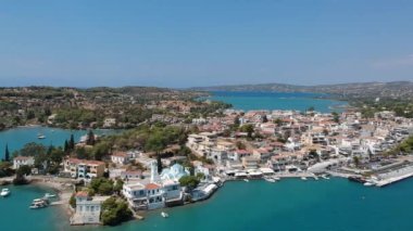 Yunanistan 'ın Argolis kentinin güneydoğusundaki Ermionida belediyesine bağlı bir tatil beldesi olan Porto Cheli üzerindeki hava manzarası