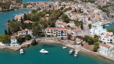 Yunanistan 'ın Argolis kentinin güneydoğusundaki Ermionida belediyesine bağlı bir tatil beldesi olan Porto Cheli üzerindeki hava manzarası