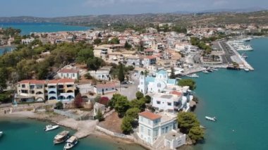 Yunanistan 'ın Argolis kentinin güneydoğusundaki Ermionida belediyesine bağlı bir tatil beldesi olan Porto Cheli üzerindeki hava manzarası