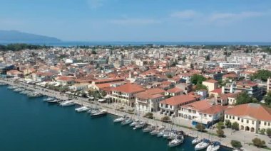Bahar zamanı ünlü Preveza şehir limanı ve teknelerinin hava manzarası. Preveza Yunanistan 'ın kuzeybatısında, Epirus bölgesinde, Ambrakya Körfezi ağzında yer alan güzel bir kasabadır..