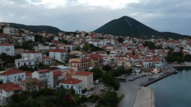Yunanistan 'ın Mora kentindeki Messenia' nın batısındaki güzel sahil kenti Pylos 'un hava manzarası