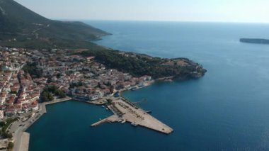 Yunanistan 'ın Mora kentindeki Messenia' nın batısındaki güzel sahil kenti Pylos 'un hava manzarası