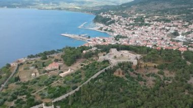 Yunanistan 'ın Mora kentindeki Messenia' nın batısındaki güzel sahil kenti Pylos 'un hava manzarası