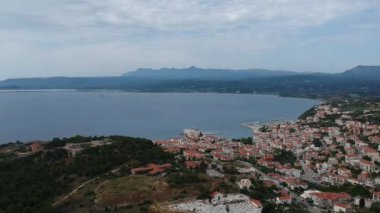 Yunanistan 'ın Mora kentindeki Messenia' nın batısındaki güzel sahil kenti Pylos 'un hava manzarası