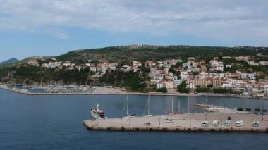 Yunanistan 'ın Mora kentindeki Messenia' nın batısındaki güzel sahil kenti Pylos 'un hava manzarası