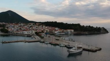 Yunanistan 'ın Mora kentindeki Messenia' nın batısındaki güzel sahil kenti Pylos 'un hava manzarası