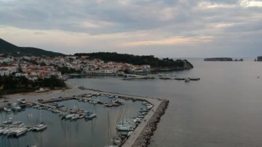 Yunanistan 'ın Mora kentindeki Messenia' nın batısındaki güzel sahil kenti Pylos 'un hava manzarası