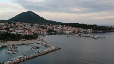 Yunanistan 'ın Mora kentindeki Messenia' nın batısındaki güzel sahil kenti Pylos 'un hava manzarası