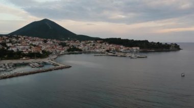 Yunanistan 'ın Mora kentindeki Messenia' nın batısındaki güzel sahil kenti Pylos 'un hava manzarası
