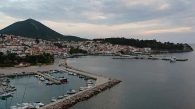 Yunanistan 'ın Mora kentindeki Messenia' nın batısındaki güzel sahil kenti Pylos 'un hava manzarası