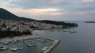 Yunanistan 'ın Mora kentindeki Messenia' nın batısındaki güzel sahil kenti Pylos 'un hava manzarası