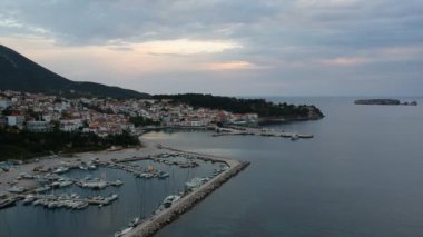 Yunanistan 'ın Mora kentindeki Messenia' nın batısındaki güzel sahil kenti Pylos 'un hava manzarası