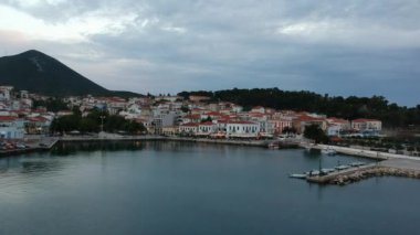 Yunanistan 'ın Mora kentindeki Messenia' nın batısındaki güzel sahil kenti Pylos 'un hava manzarası