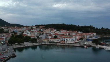 Yunanistan 'ın Mora kentindeki Messenia' nın batısındaki güzel sahil kenti Pylos 'un hava manzarası