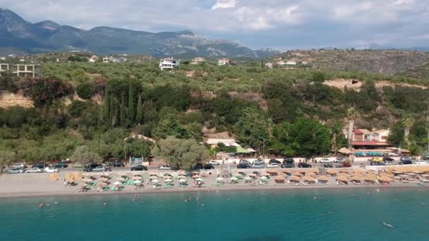 希腊梅西尼亚桑托瓦沿海地区的空中景观 希腊卡拉马塔市附近的桑托瓦 有美丽的海滨酒吧和游客的夏季风景 — 图库视频影像
