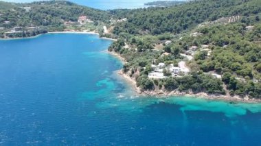 Güney kayak adası, Sporades, Magnisia, Yunanistan 'daki Agia Paraskevi plajı üzerindeki hava manzarası