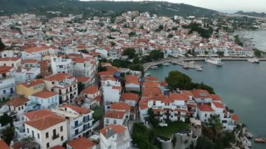 Skiathos Adası, Sporades, Magnesia, Yunanistan 'daki Chora kasabasının hava panoramik manzarası.