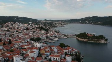 Skiathos Adası, Sporades, Magnesia, Yunanistan 'daki Chora kasabasının hava panoramik manzarası.