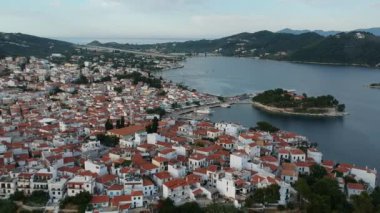 Skiathos Adası, Sporades, Magnesia, Yunanistan 'daki Chora kasabasının hava panoramik manzarası.