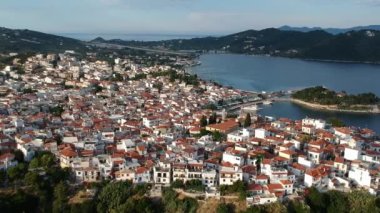 Skiathos Adası, Sporades, Magnesia, Yunanistan 'daki Chora kasabasının hava panoramik manzarası.