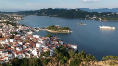 Skiathos Adası, Sporades, Magnesia, Yunanistan 'daki Chora kasabasının hava panoramik manzarası.