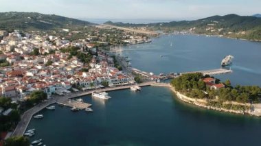 Skiathos Adası, Sporades, Magnesia, Yunanistan 'daki Chora kasabasının hava panoramik manzarası.