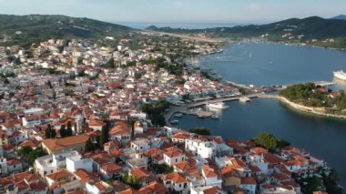 Skiathos Adası, Sporades, Magnesia, Yunanistan 'daki Chora kasabasının hava panoramik manzarası.