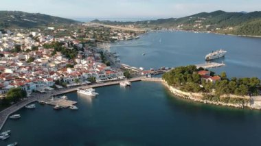 Skiathos Adası, Sporades, Magnesia, Yunanistan 'daki Chora kasabasının hava panoramik manzarası.