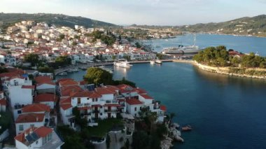 Skiathos Adası, Sporades, Magnesia, Yunanistan 'daki Chora kasabasının hava panoramik manzarası.