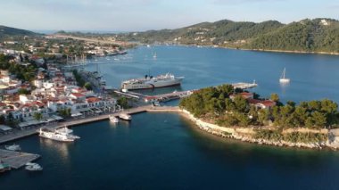 Skiathos Adası, Sporades, Magnesia, Yunanistan 'daki Chora kasabasının hava panoramik manzarası.