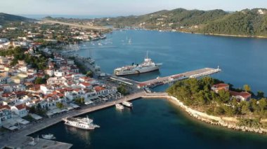 Skiathos Adası, Sporades, Magnesia, Yunanistan 'daki Chora kasabasının hava panoramik manzarası.