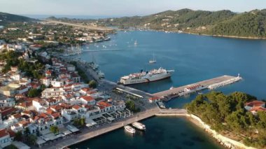 Skiathos Adası, Sporades, Magnesia, Yunanistan 'daki Chora kasabasının hava panoramik manzarası.