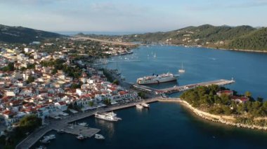Skiathos Adası, Sporades, Magnesia, Yunanistan 'daki Chora kasabasının hava panoramik manzarası.
