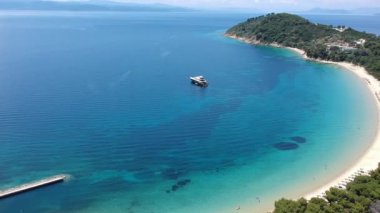 Skiathos Adası, Sporades, Magnesia, Yunanistan 'daki Koukounaries plajı üzerindeki hava manzarası