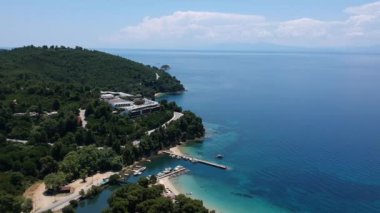 Skiathos Adası, Sporades, Magnesia, Yunanistan 'daki Koukounaries plajı üzerindeki hava manzarası