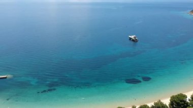 Skiathos Adası, Sporades, Magnesia, Yunanistan 'daki Koukounaries plajı üzerindeki hava manzarası