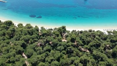 Skiathos Adası, Sporades, Magnesia, Yunanistan 'daki Koukounaries plajı üzerindeki hava manzarası