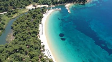 Skiathos Adası, Sporades, Magnesia, Yunanistan 'daki Koukounaries plajı üzerindeki hava manzarası