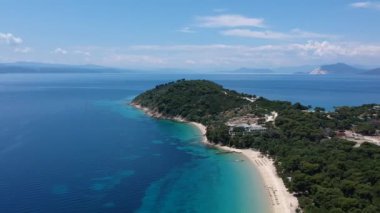 Skiathos Adası, Sporades, Magnesia, Yunanistan 'daki Koukounaries plajı üzerindeki hava manzarası