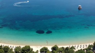Skiathos Adası, Sporades, Magnesia, Yunanistan 'daki Koukounaries plajı üzerindeki hava manzarası