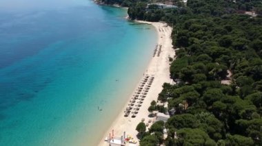 Skiathos Adası, Sporades, Magnesia, Yunanistan 'daki Koukounaries plajı üzerindeki hava manzarası