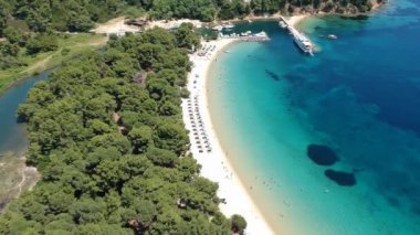 Skiathos Adası, Sporades, Magnesia, Yunanistan 'daki Koukounaries plajı üzerindeki hava manzarası