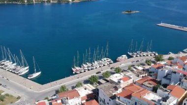 Skiathos Adası, Sporades, Magnesia, Yunanistan 'daki Chora kasabasının hava panoramik manzarası.