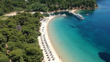 Skiathos Adası, Sporades, Magnesia, Yunanistan 'daki Koukounaries plajı üzerindeki hava manzarası